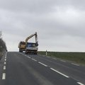 Ką tik suremontuotame kelyje Kėdainių rajone vėl verda darbai: šalinami defektai
