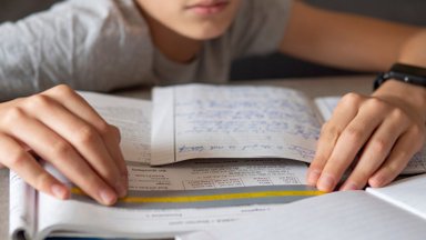 Pasidalijo skaudžiomis istorijomis, ką reiškia gyventi su disleksija: kantrybė trūko pamačius dukrai mokykloje skirtas užduotis