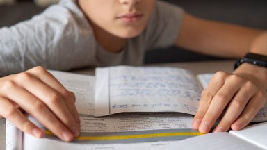Pasidalijo skaudžiomis istorijomis, ką reiškia gyventi su disleksija: kantrybė trūko pamačius dukrai mokykloje skirtas užduotis