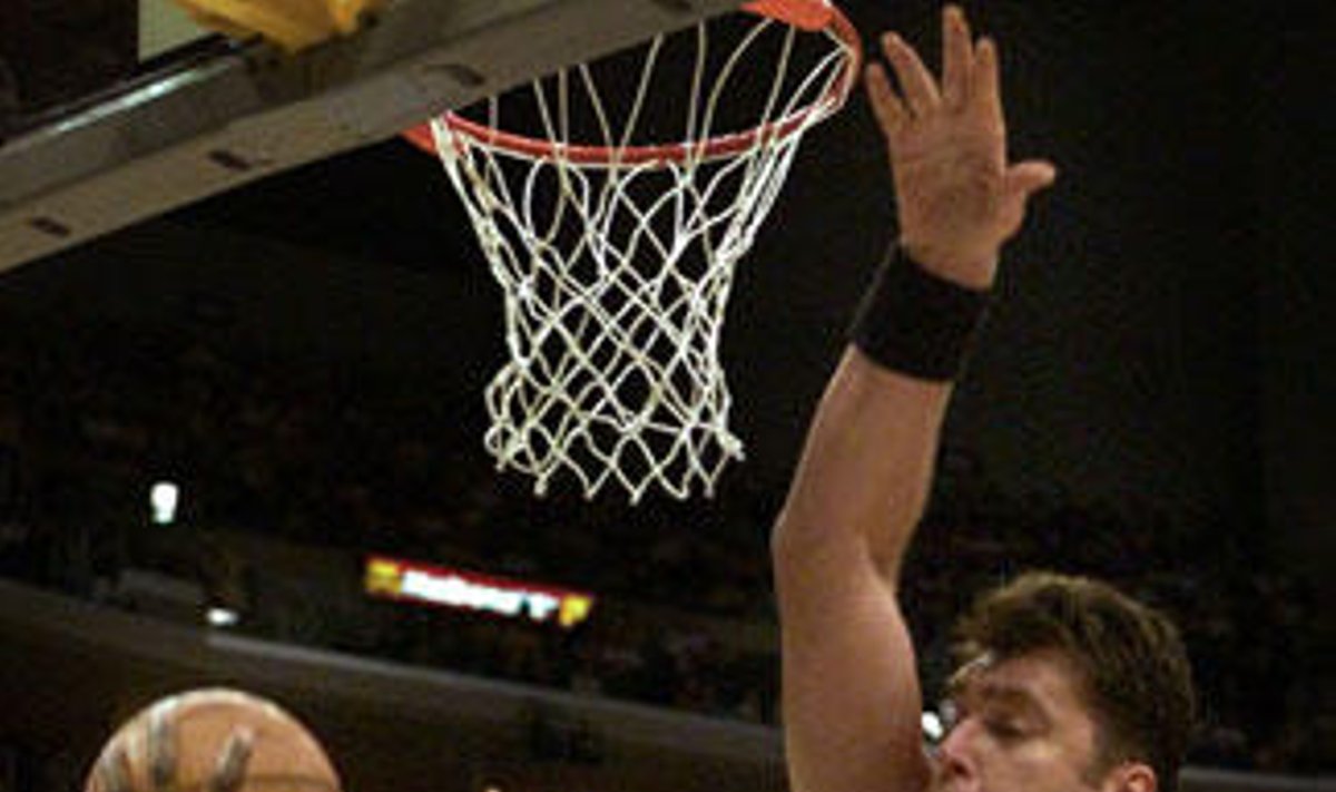 Arvydas Sabonis ("Trail Blazers" stabdo Shaquille'ą O'Nealą ("Lakers"), 2001 metų balandžio 22 dienos NBA Vakarų konferencijos ketvirtfinalio varžybose