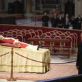 Popiežius emeritas Benediktas XVI pašarvotas Šv. Petro bazilikoje