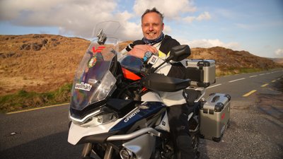 Motociklininko Karolio Mieliausko iššūkis – 2600 km kelionė motociklu per vakarinę Airijos pakrantę ir čia esančiu Laukiniu Atlanto keliu. 