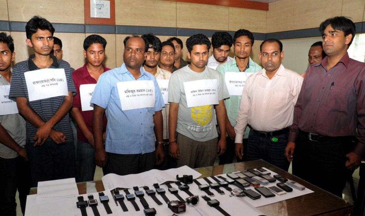 Bangladeše studentai įsigudrino gauti egzaminų atsakymus į rankinių laikrodžių formos mobiliuosius