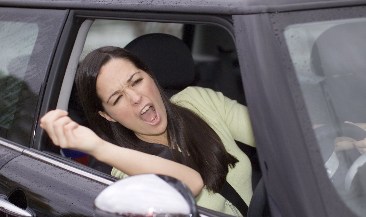 Moteris vairuotoja, pyktis keliuose, pikta vairuotoja