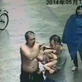 Nufilmuota: Kinijoje žmogus sugavo iš II aukšto krentantį kūdikį
