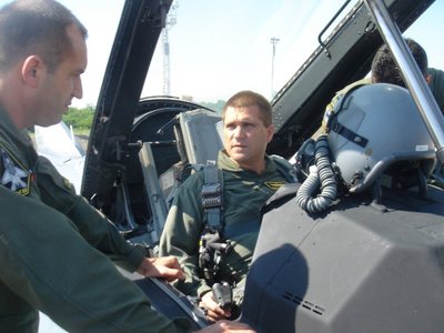 Bulgarijos prezidentas Rumenas Radevas (kairėje) šalia naikintuvo F-16