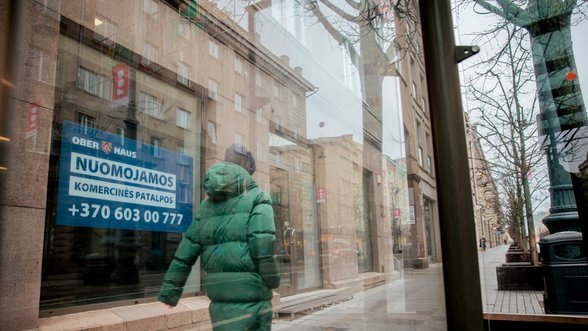 Vilniaus centre – tuščių parduotuvių vitrinų paradas: kainas užsikėlę laiko ir nuomotojai