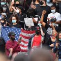 Sutirštino JAV vykusių protestų spalvas: skelbia apie neva išprievartautą paauglę, smaugiamas gulbes