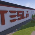 „Tesla“ apribos prieigą prie žaidimų vairuojant