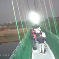 Vaizdo stebėjimo kameros užfiskavo tilto griūtį Indijoje: žuvo mažiausiai 132 žmonės