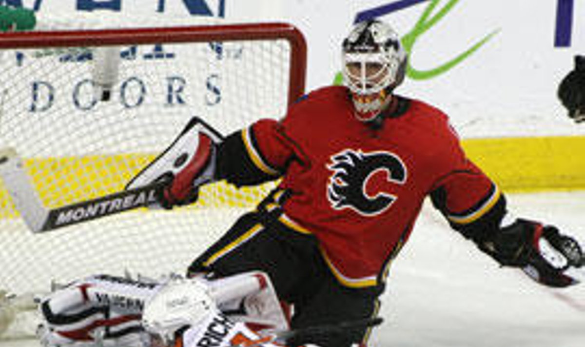 Miikka Kiprusoff ("Calgary Flames") išvengė susidūrimo su Mike Richards ("Philadelphia Flyers") 