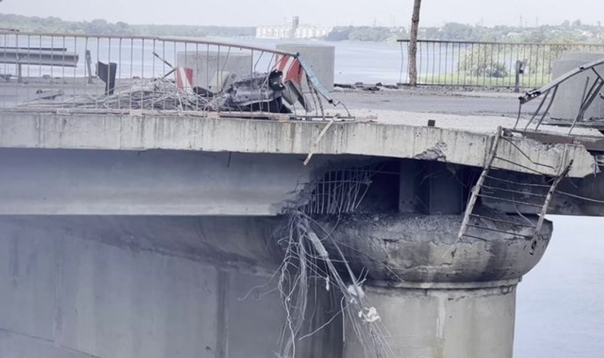 Smarkiai apgadintas Antonovskio tiltas
