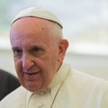 Popiežius nešioja nužudyto Irako kunigo kryžių