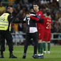 Ronaldo vėl sulaukė gerbėjo aikštėje – per dvikovą su Lietuva įsiveržęs sirgalius pasidarė asmenukę