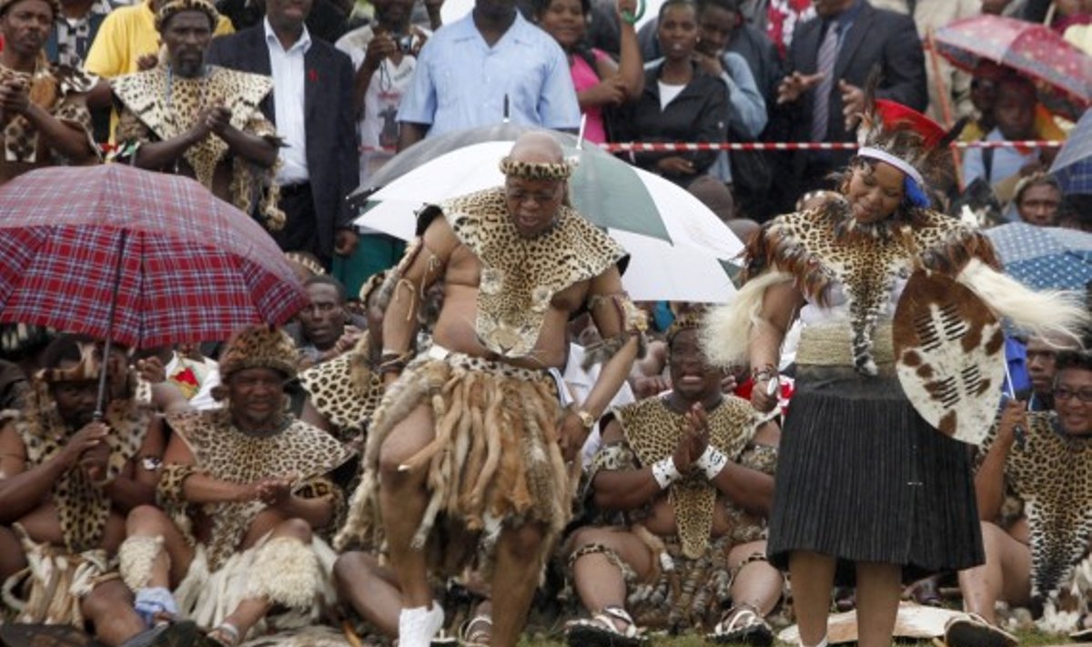 Per penktąsias  vestuves prezidentas Jacobas Zuma šoka su nuotaka Thobeka Madiba.