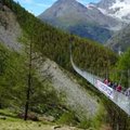 Šveicarijoje atidarytas ilgiausias pasaulyje pakabinamas tiltas