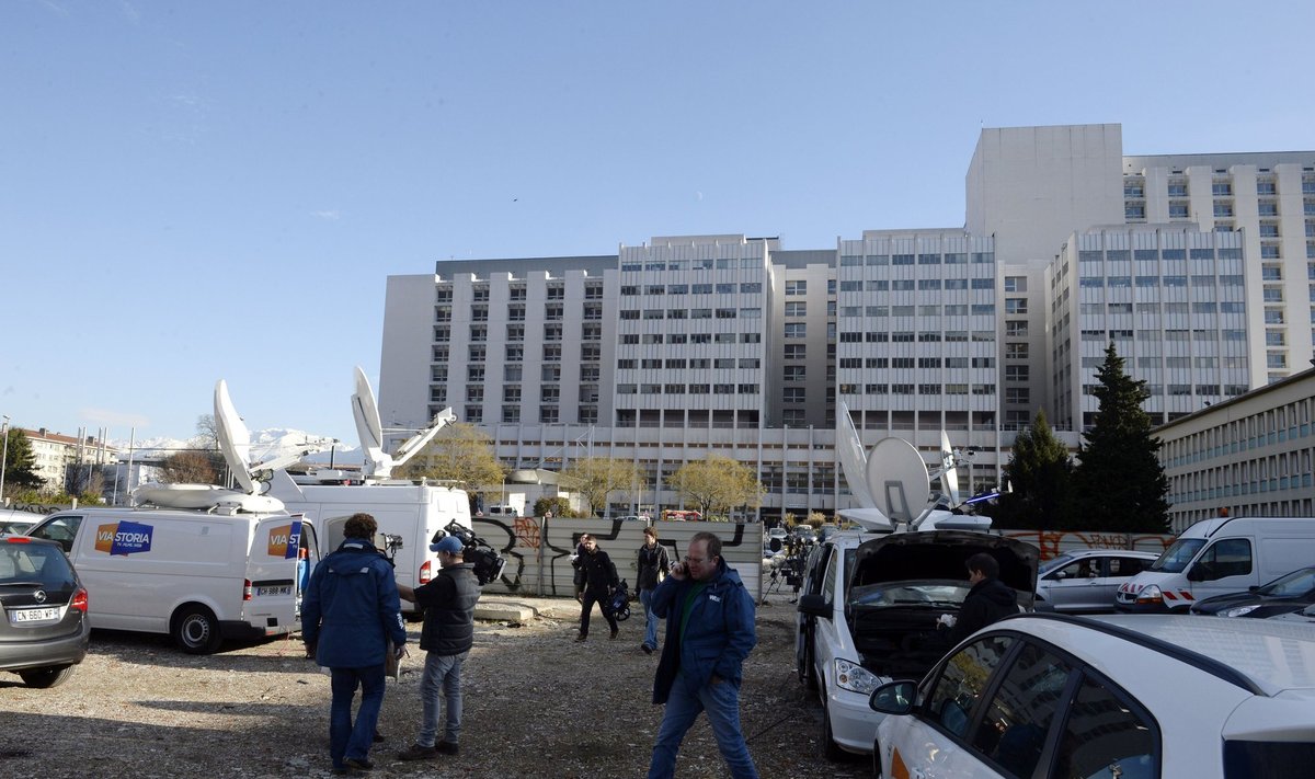 Prie Grenoblio ligoninės nuolat budi reporteriai
