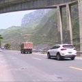Kinijos greitkelyje automobilius apgadino krintantys akmenys