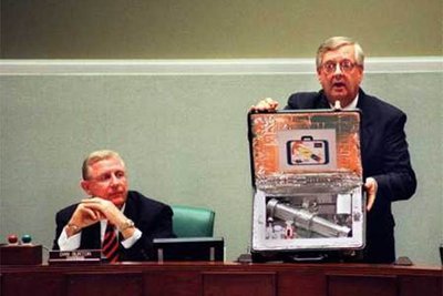 Branduolinio ginklo lagaminėlyje modelis demonstruojamas JAV Kongrese