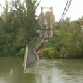 Senas tiltas Prancūzijoje neatlaikė 50 tonų sveriančio sunkvežimio
