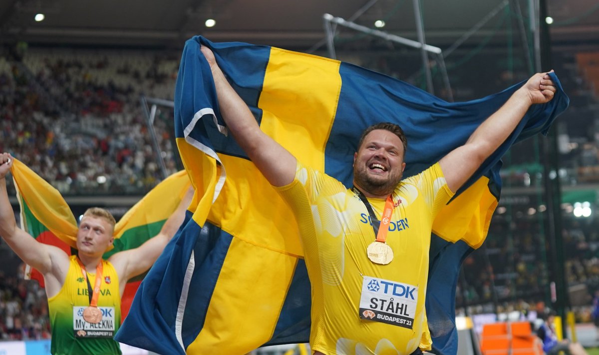 Mykolas Alekna (kairėje) ir Danielis Stahlis pozuoja po pasaulio lengvosios atletikos čempionato finalo, kuriame švedas iškovojo aukso, o lietuvis bronzos medalį