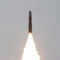 Šiaurės Korėjoje vaikų organizacija padovanojo armijai raketų paleidimo įrenginių