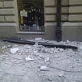 Nuo prabangių biurų pastato nukritęs lietvamzdis Vilniaus centre apgadino BMW
