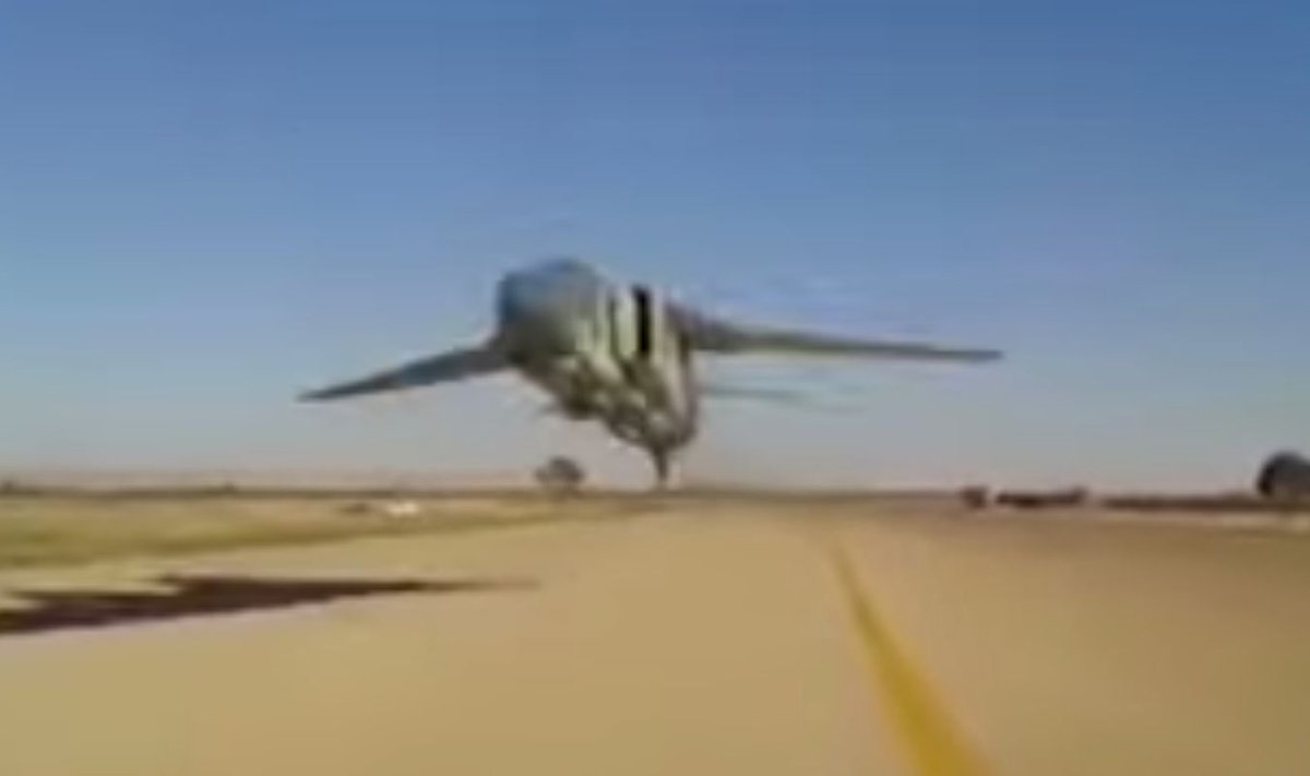 Libijos karinių oro pajėgų naikintuvas praskriejo vos per keletą metrų nuo žmogaus