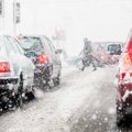 Sniegas sugrąžino chaosą į gatves – pagrindinius kelius sustabdė spūstys