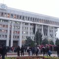 Kirgizijoje protestuotojai užėmė vyriausybės rūmus, išlaisvino kalintą eskprezidentą