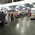 Keleiviai siunta dėl eilių Vilniaus oro uoste: žmonėms nervai nelaiko