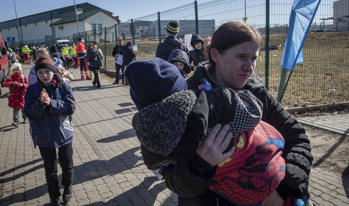 Karo pabėgėliai iš Ukrainos kerta Lenkijos sieną