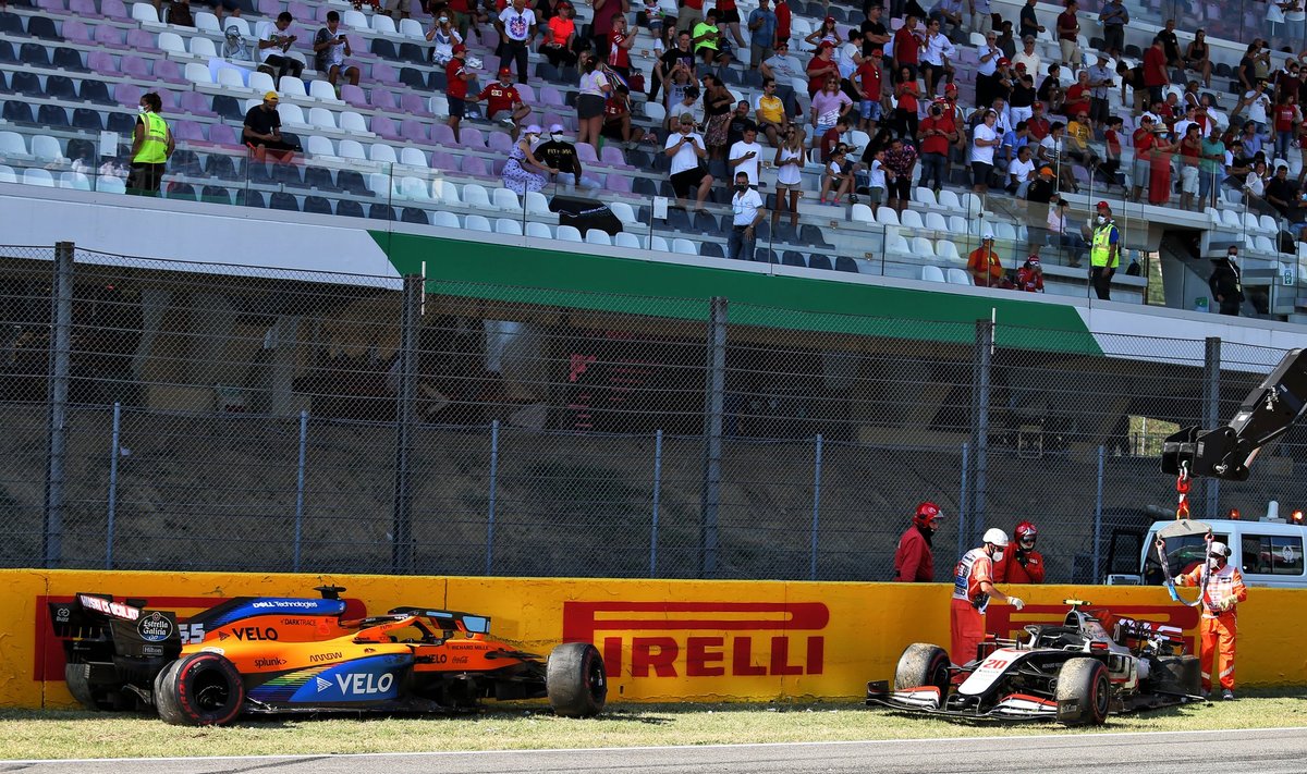 F1 lenktynes Italijoje vėl stabdė didelės avarijos, finišavo vos 12 pilotų