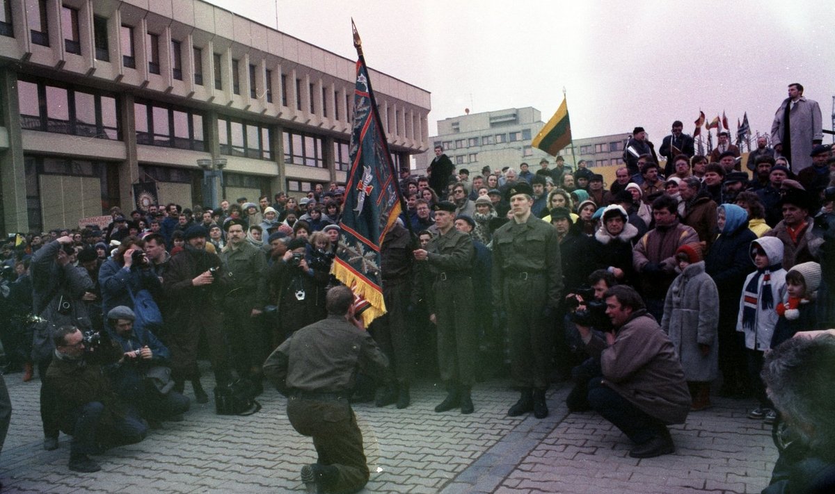 Mokomojo Junginio karių priesaika prie parlamento 1991 kovo 11 d. (Tado Dambrausko nuotr.)