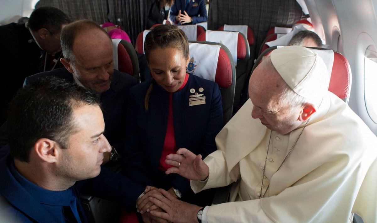 Popiežius Pranciškus lėktuve virš Čilės sutuokė du skrydžio palydovus