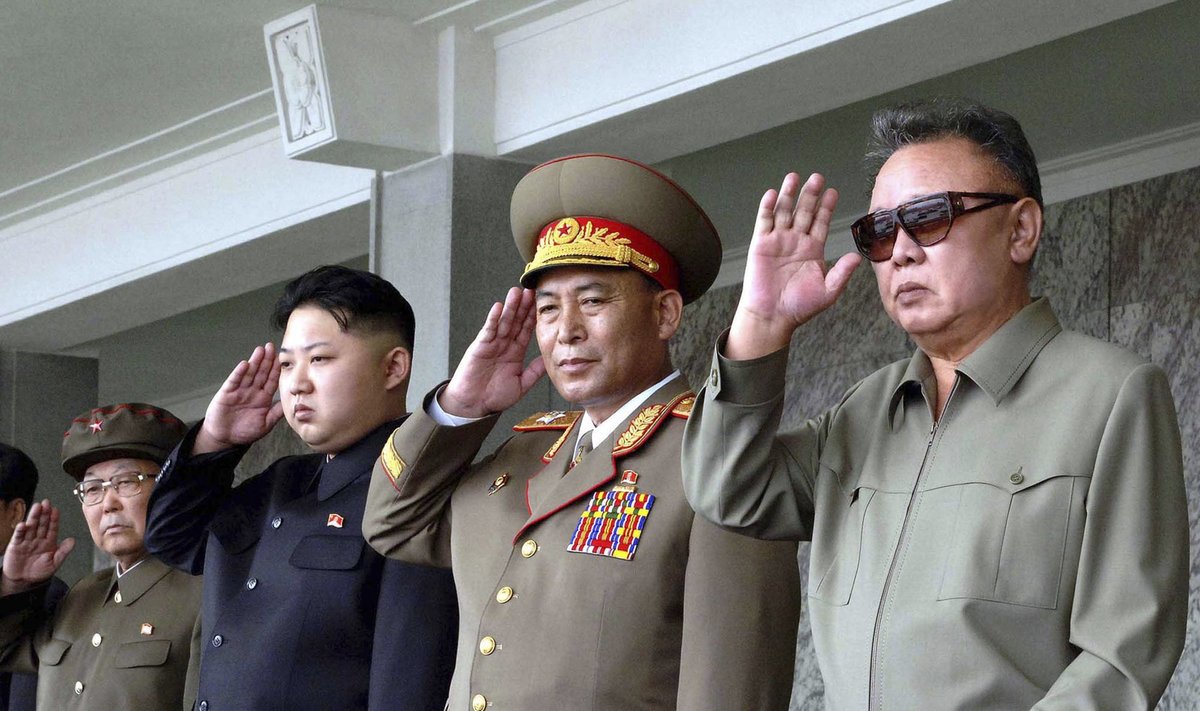 Kim Jong Unas (Kim Čen Unas) - antras iš kairės