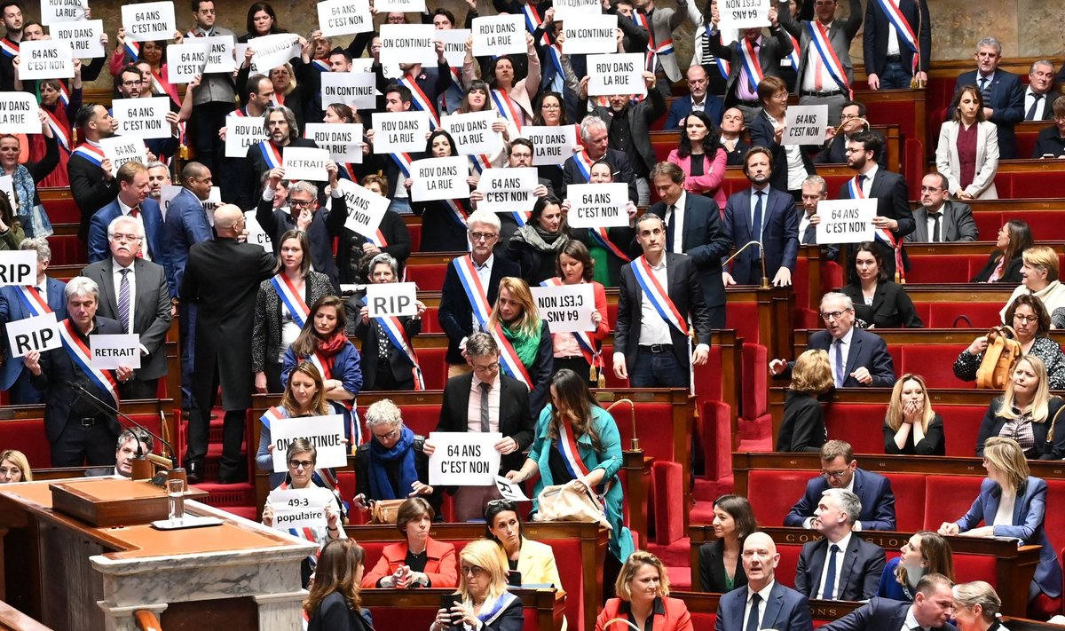 Prancūzijos vyriausybė vos išgyveno pirmąjį balsavimą dėl nepasitikėjimo