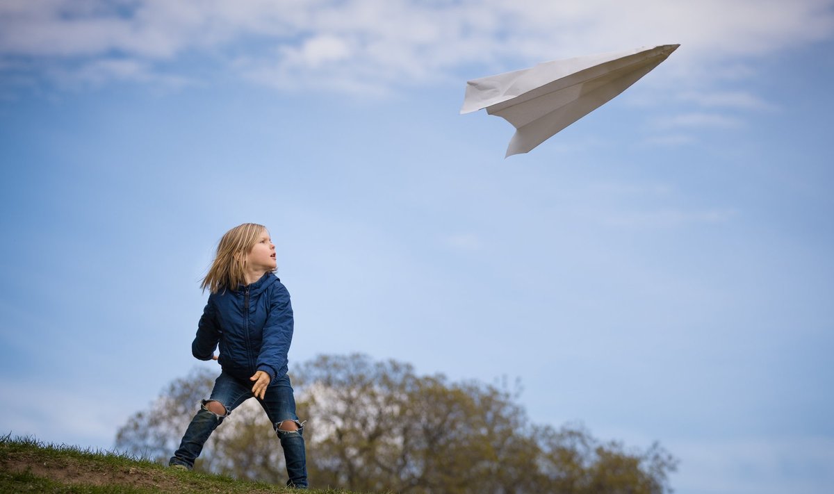 Vaikas leidžia lėktuvėlį