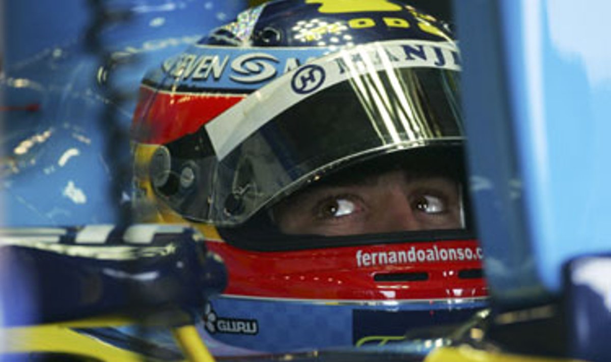 “Renault” komandos lenktynininkas ispanas Fernando Alonso sėdi automobilyje. Afp
