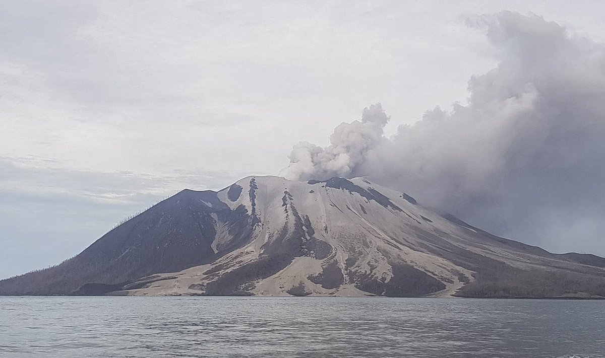 Indonezijoje vėl išsiveržė Ruango ugnikalnis