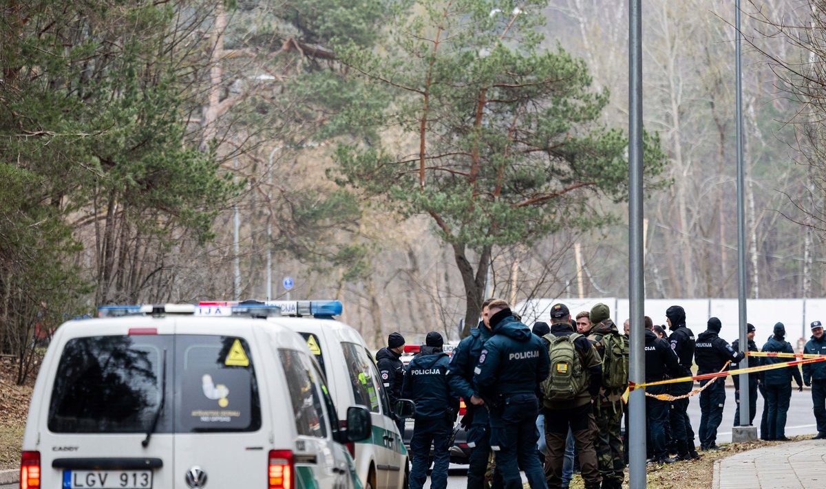 Policijos pareigūnai vykdo įkalčių paiešką šalia Leonido Volkovo namų