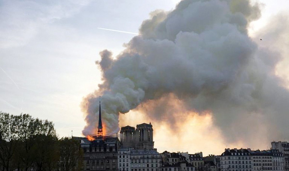 Paryžiaus Švč. Dievo Motinos katedroje kilo gaisras