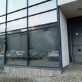 Neadekvačiai Kėdainių miesto centre elgęsi vyrai išdaužė prekybos centro langą