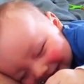 Per miegus kikenantis kūdikis verčia kikenti ir žiūrovą