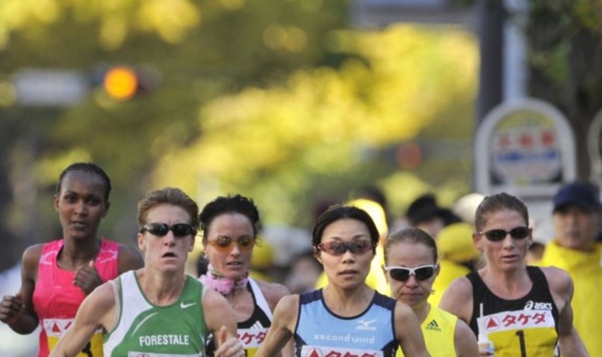 Živilė Balčiūnaitė (trečia iš kairės) Jokohamos maratono trasoje