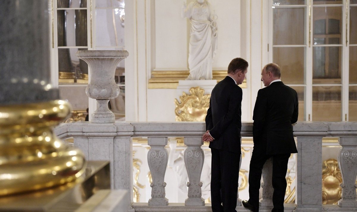 Vladimiras Putinas (dešinėje)