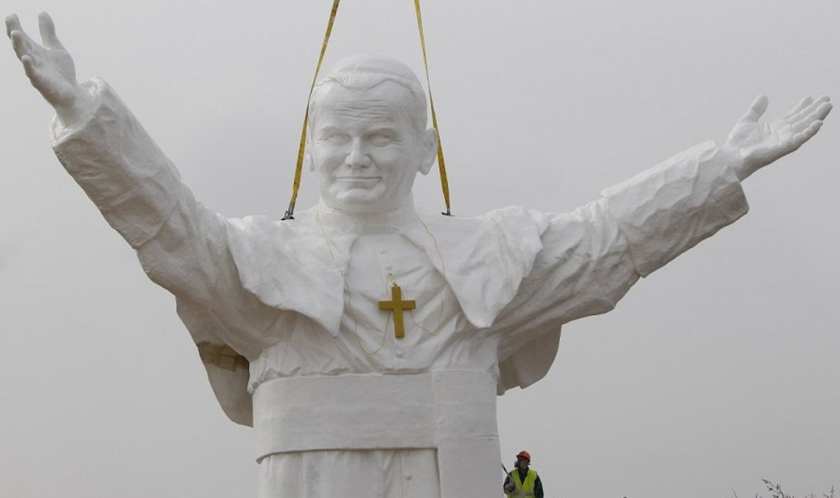 Gigantiška Jono Pauliaus II statula Lenkijoje