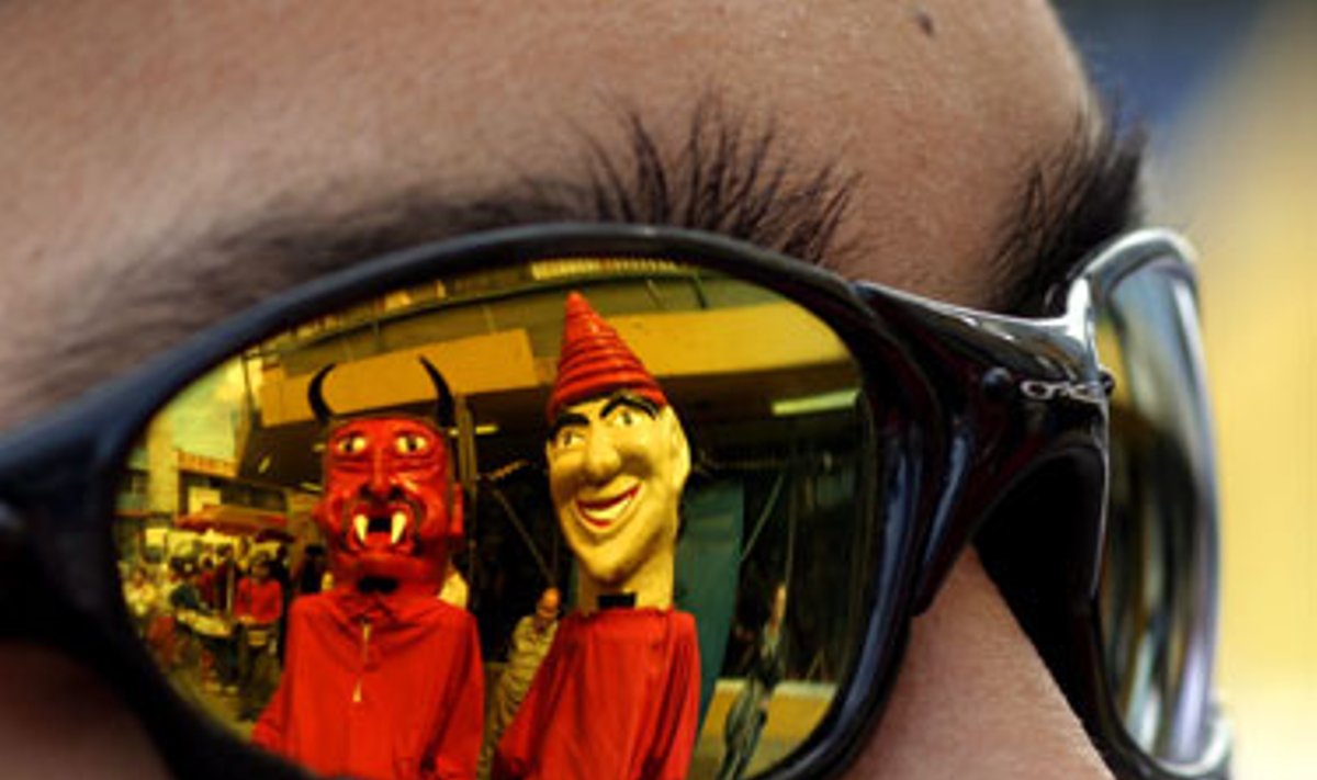 San Chose vykstančio Tarptautinio Meno Festivalio žiūrovo akiniuose atsispindi su klounai. 