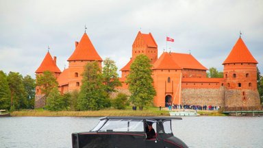 Naujiena Lietuvoje – Trakuose plaukioja pirmieji saulės energija varomi laivai