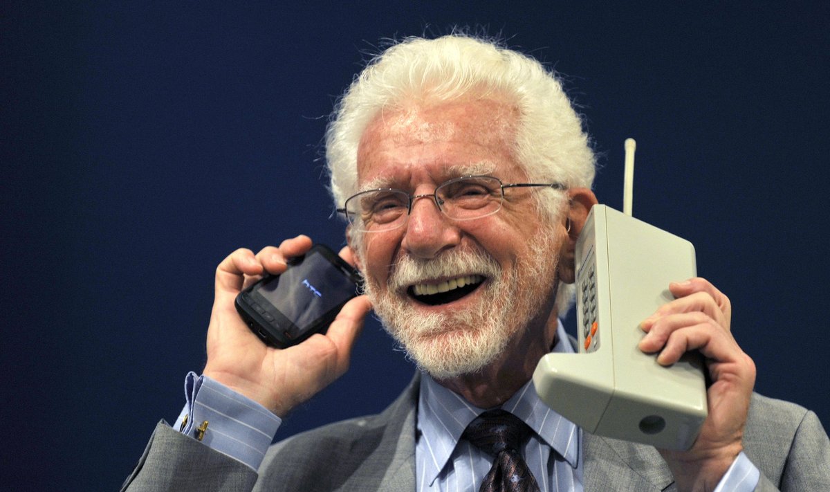 Martino Cooperio rankose - "Motorola DynaTAC" ir šiuolaikinis išmanusis telefonas